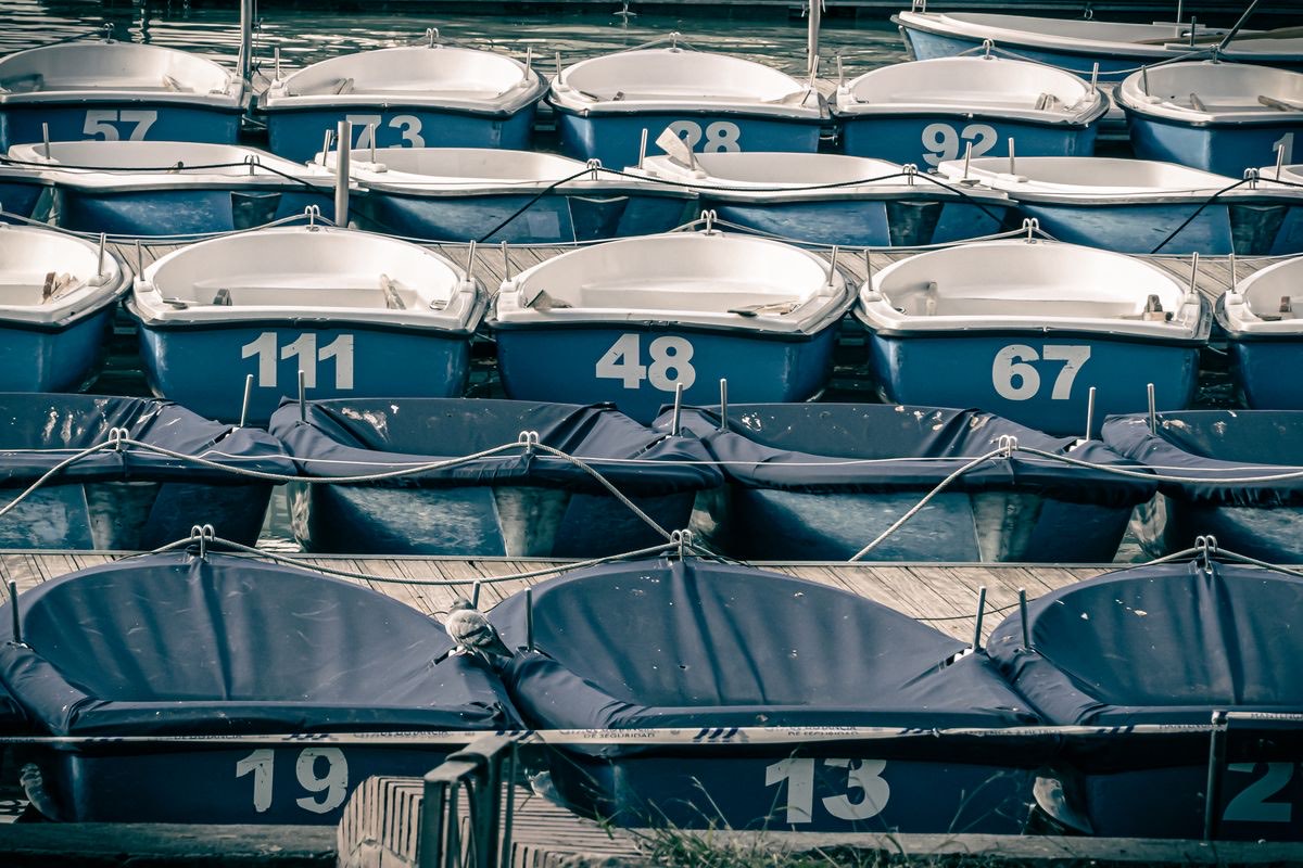 Flotte de bateaux de location numérotés, amarrés à quai